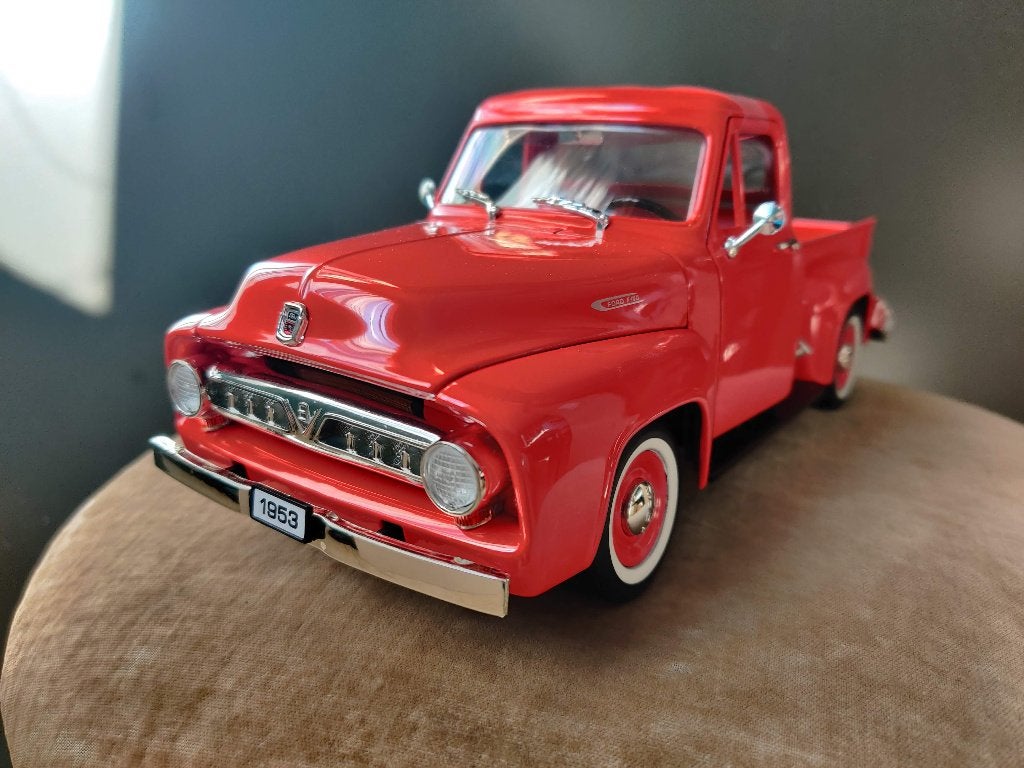 Ford F-100 1953 Lucky Die Cast 1/18e neuf, en boîte., Ophalen of Verzenden, Nieuw, Auto, Overige merken