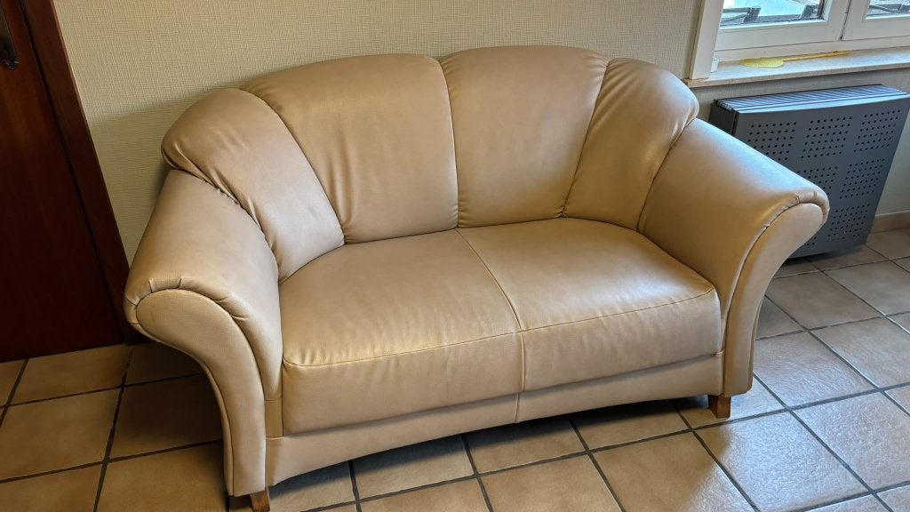 Comfortabele 2-zits zetel in beige kunstleder, 75 à 100 cm, Enlèvement, Utilisé, Klassieke, tijdloze uitstraling