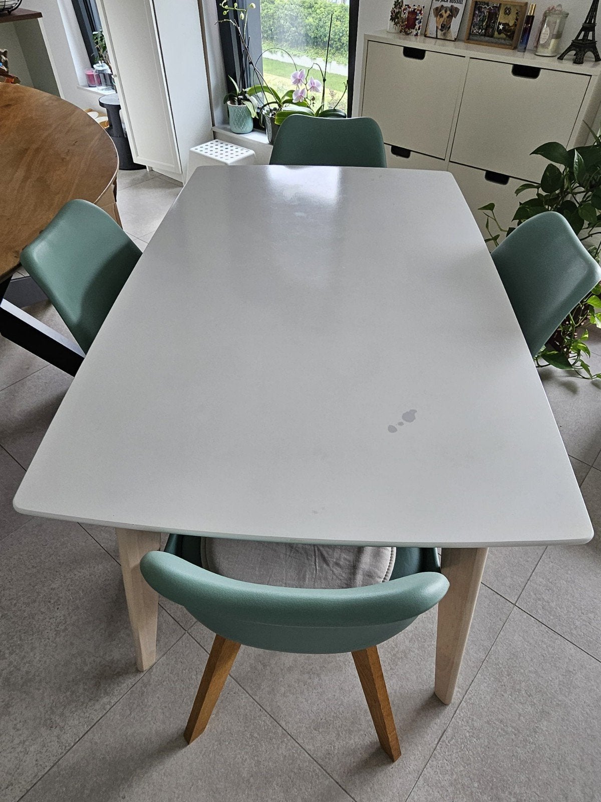 Table avec chaises, Enlèvement
