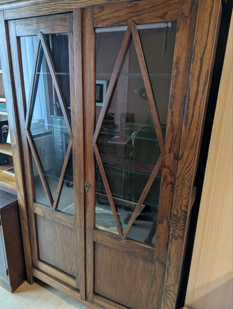 Kast met glazen deuren, Ophalen