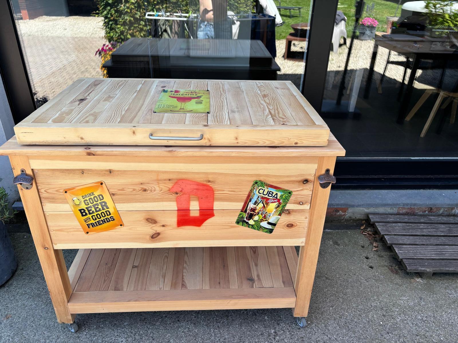 Drankkoeler/bar op wielen, Ophalen