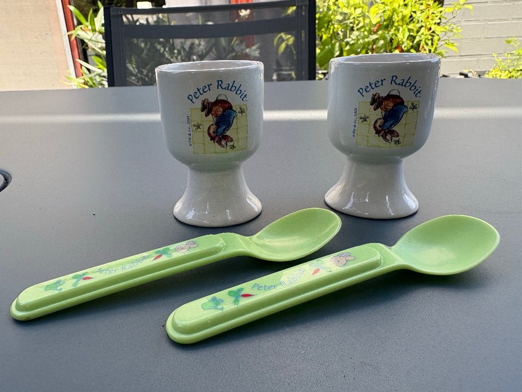 Petit-déjeuner Peter Rabbit - 2 coquetiers + 2 cuillères, Enlèvement ou Envoi, Comme neuf, Céramique, Autres types
