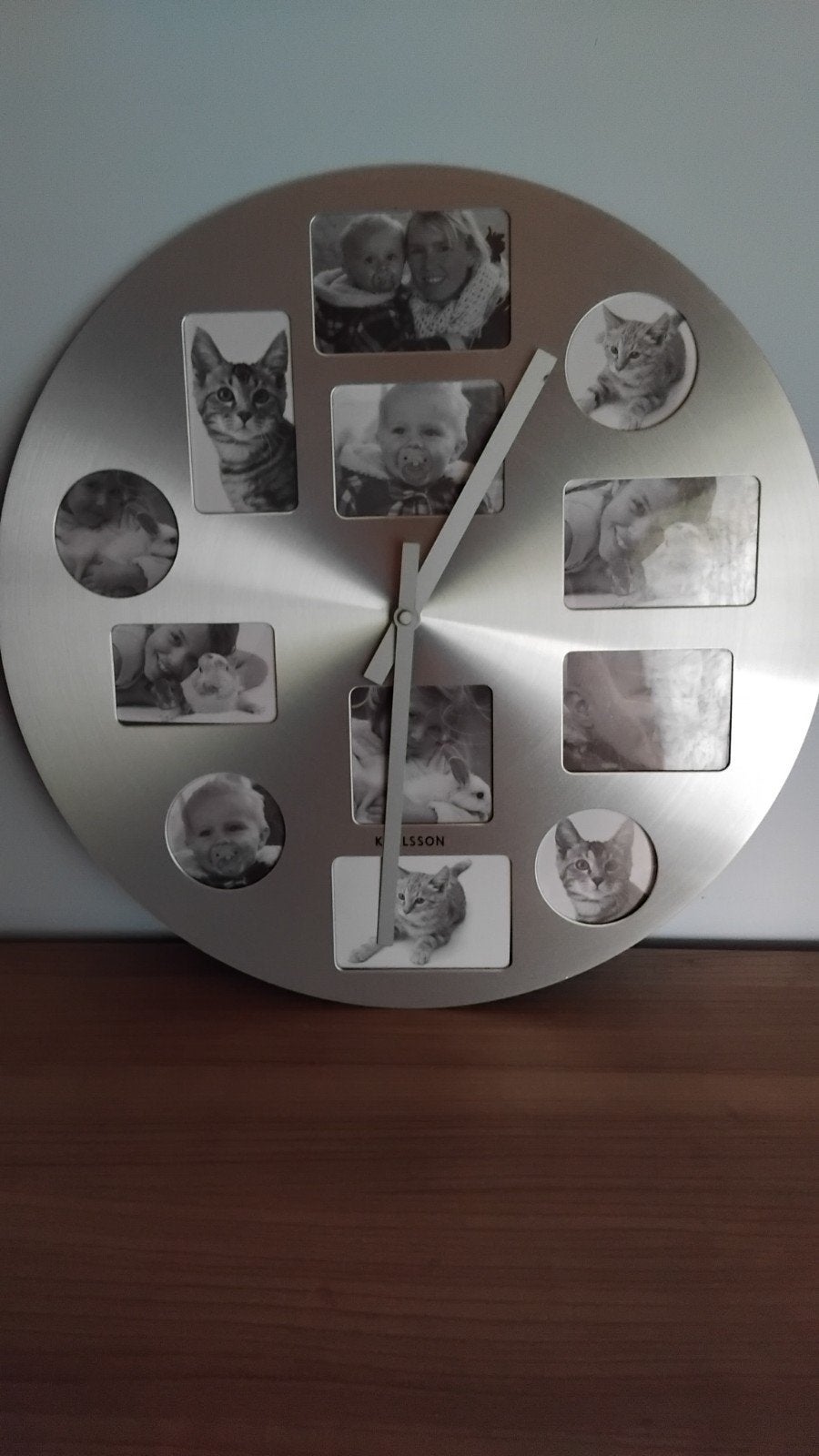 Grande horloge neuve murale avec plein de petits cadres, Neuf, Enlèvement ou Envoi, Argenté, Numérique