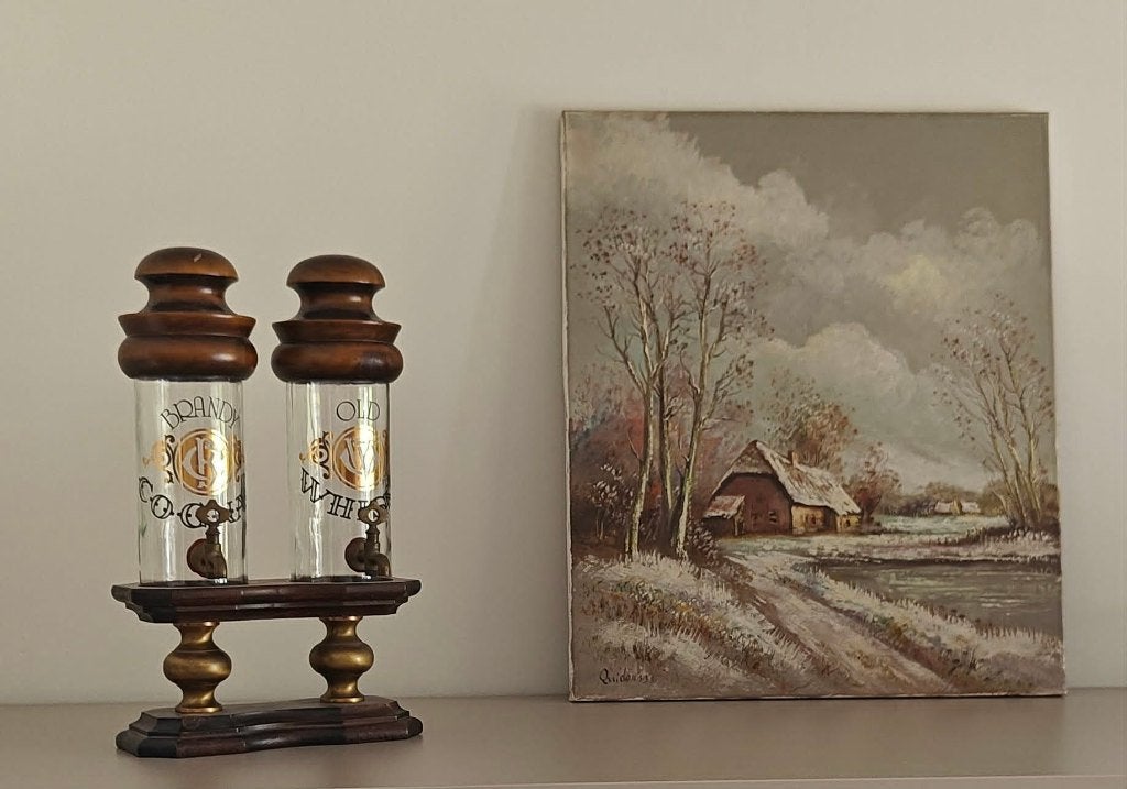 Vintage dubbele whisky-dispenser op houten standaard, Huis en Inrichting, Ophalen, Overige typen, Vintage, Glas