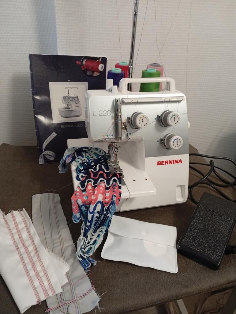 Recouvreuse Bernina L220 excellent état, Enlèvement, Accessoires, Bernina