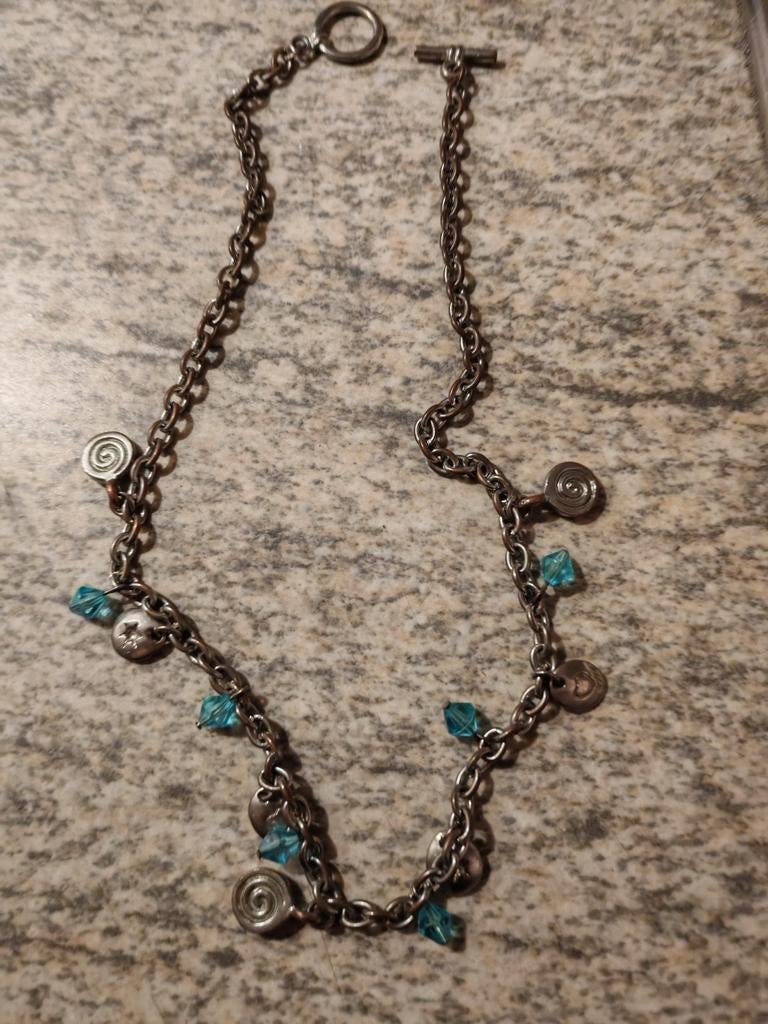 Ketting met bedeltjes en turquoise steentjes, Handtassen en Accessoires, Kettingen, Ophalen, Zo goed als nieuw, Zilver, Overige materialen