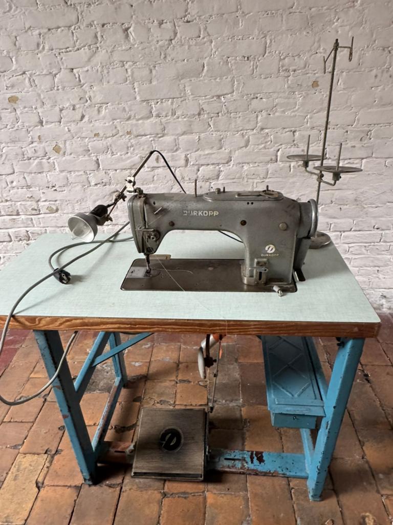 Machine à coudre industrielle DURKOPP., Hobby & Loisirs créatifs, Machines à coudre & Accessoires, Autres marques, Machine à coudre