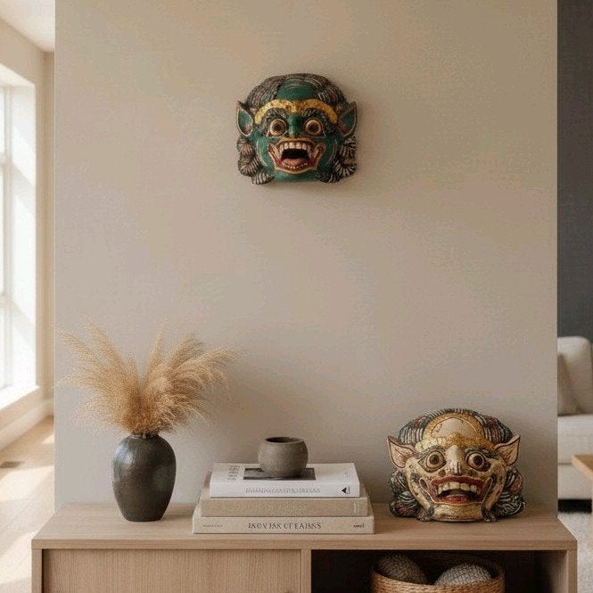 Prachtige, oude houten maskers met levendige kleuren en indr, Ophalen of Verzenden