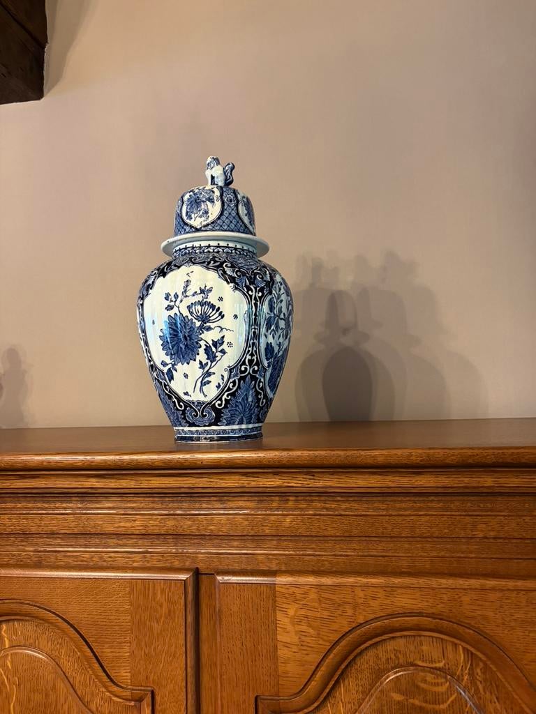 Delfts blauwe dekselvaas, Ophalen
