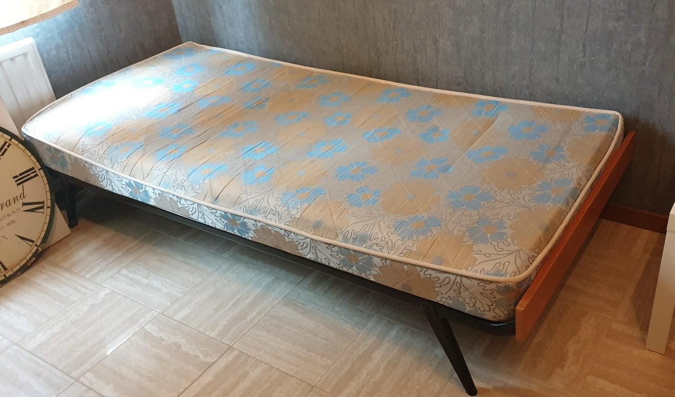 Eenvoudige bed met matras, Ophalen, Gebruikt, 90 cm, Eenpersoons