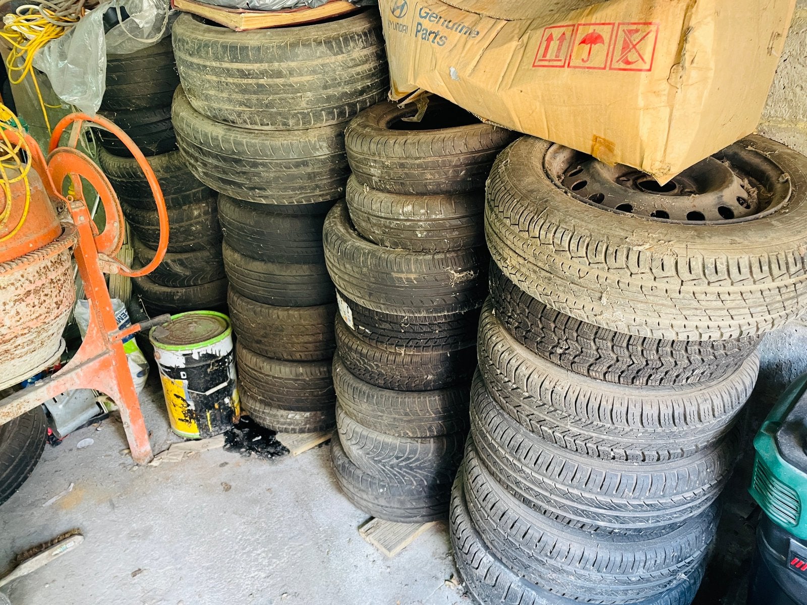 À vendre lot d’une trentaine de pneus de différentes mesures, Autos : Pièces & Accessoires, Enlèvement, Pneu(s)