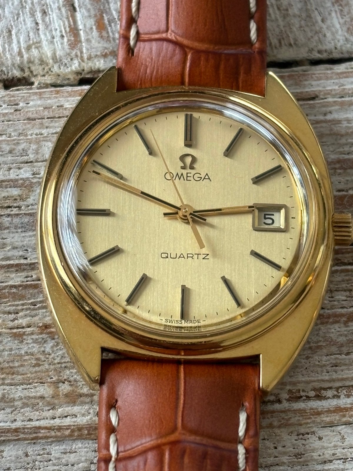 Modèle Omega en métal doré de 37 mm de haut., Bijoux, Sacs & Beauté, Montre-bracelet, Enlèvement ou Envoi, 1960 ou plus tard, Avec bracelet