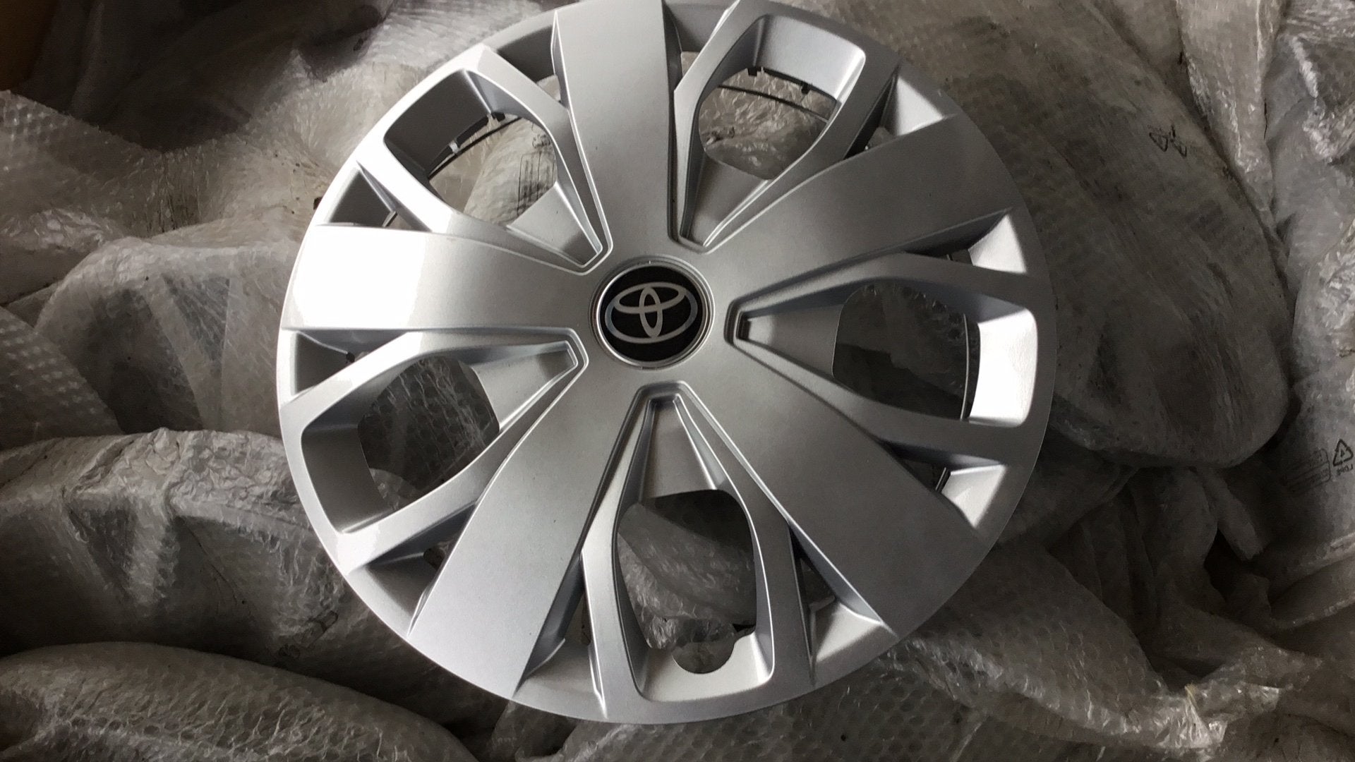 87 nieuwe 16 inch toyota wheelcovers, Auto diversen, Ophalen, Zo goed als nieuw