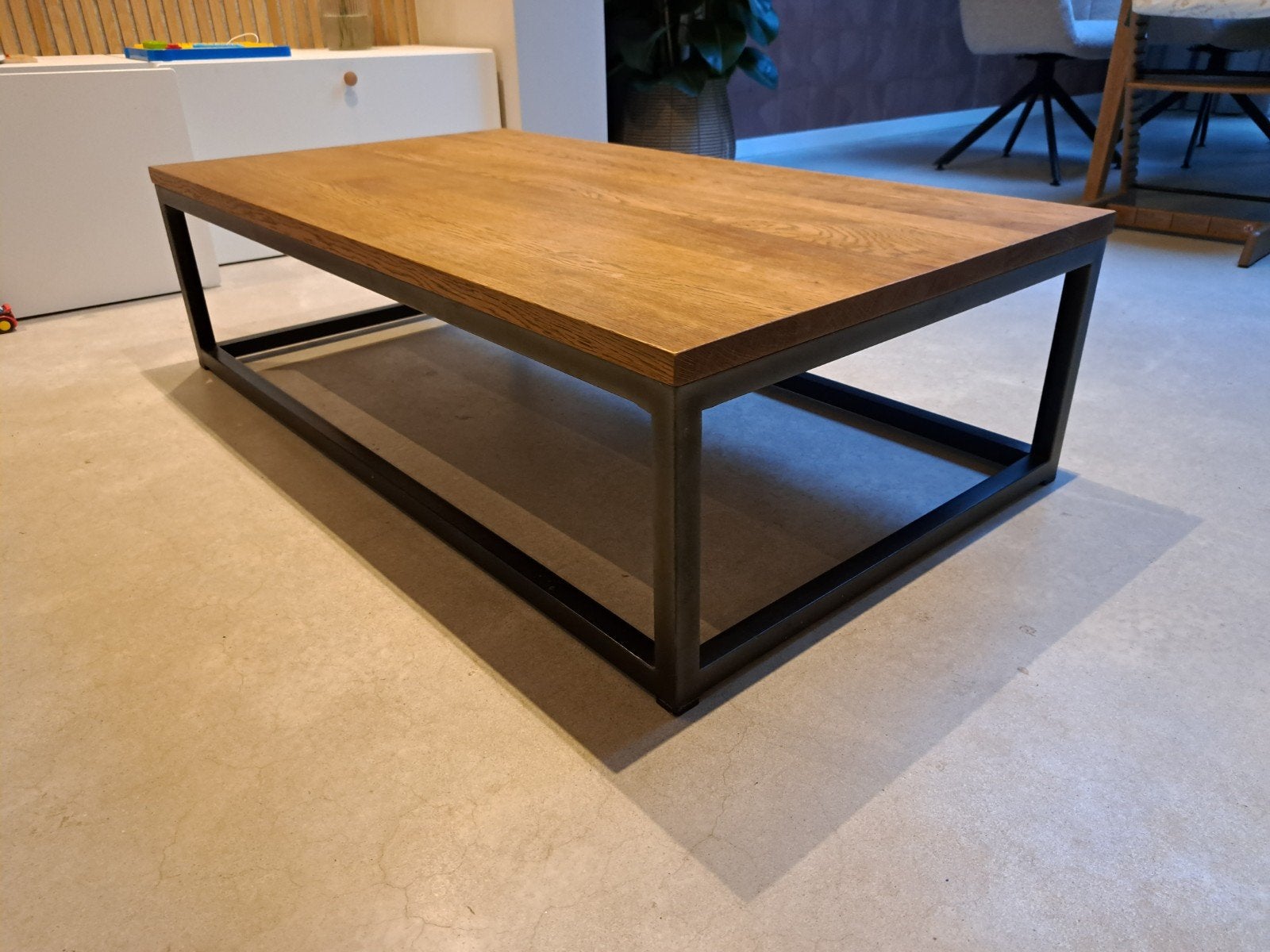 Salontafel met massief eiken blad en stalen onderstel, Huis en Inrichting, Ophalen, Gebruikt, 100 tot 150 cm, Eikenhout