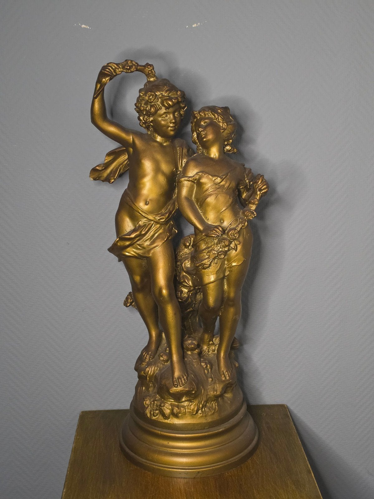 Auguste Moreau signed - Classical with floral garlands, Antiquités & Art, Enlèvement ou Envoi