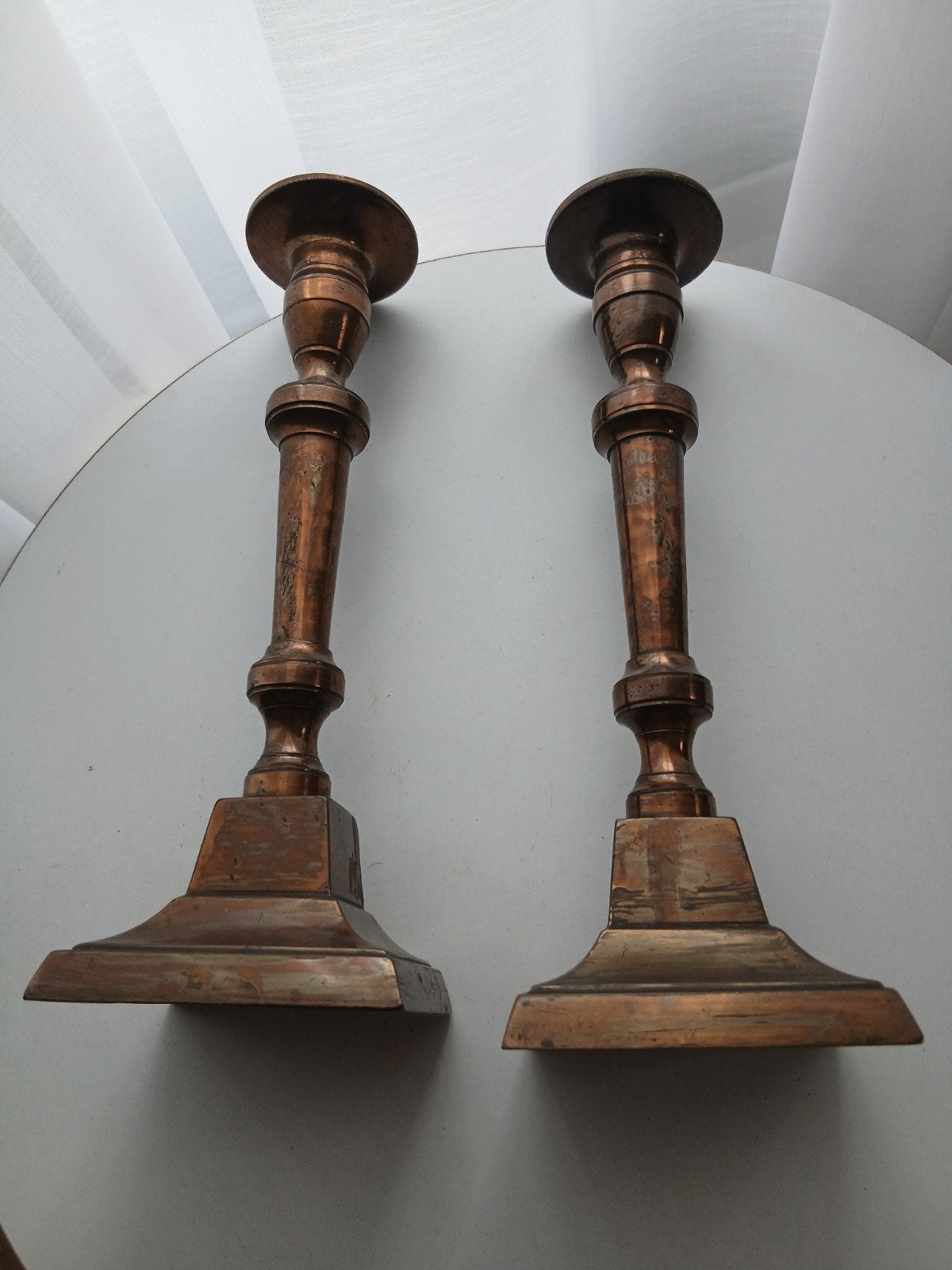Paire de bougeoirs anciens en cuivre / laiton patiné, Enlèvement ou Envoi