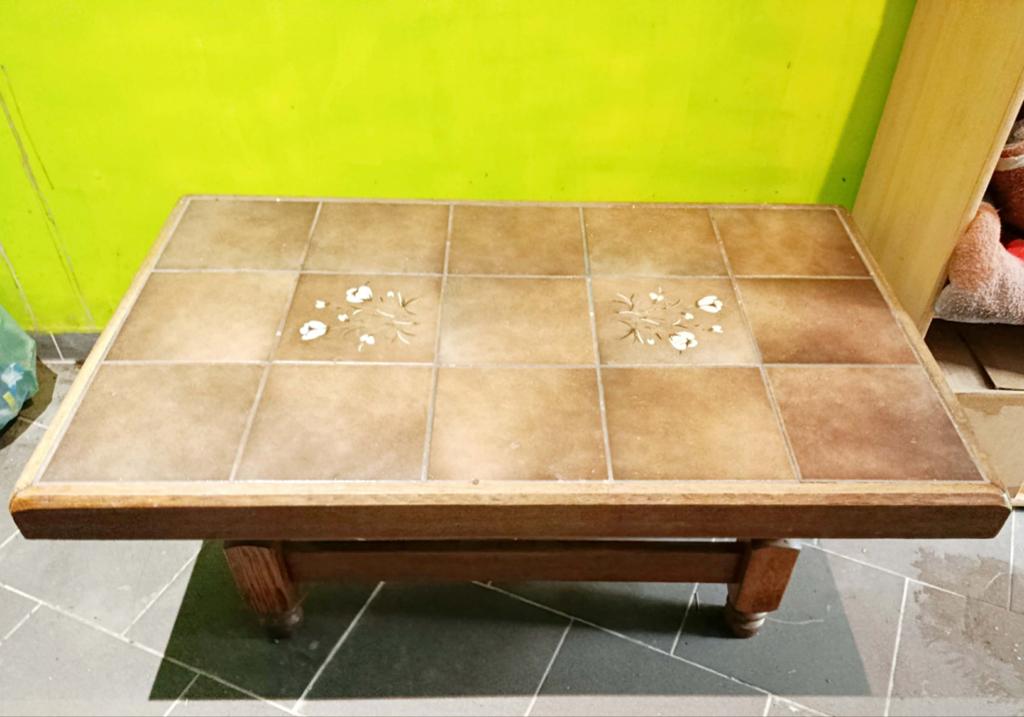 Houten woonkamertafel, Ophalen