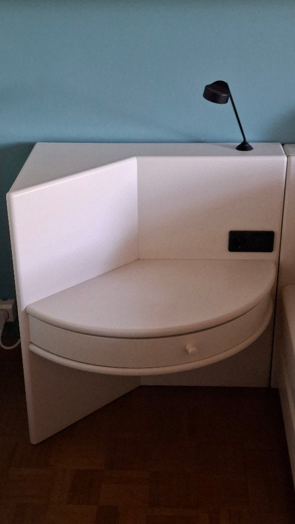 twee design nachtkastjes met lichtarmatuur en stopcontact in, Huis en Inrichting, Ophalen, Gebruikt
