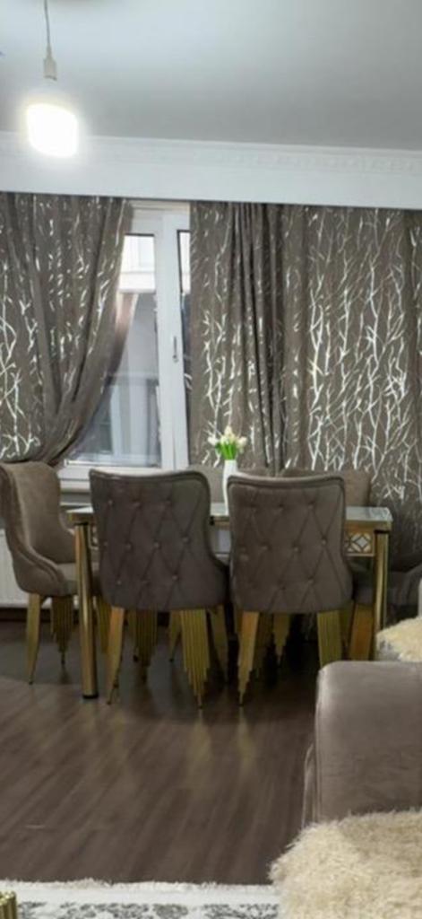 Tafel te koop, Huis en Inrichting, Stoffering | Vloerbedekking, Verzenden, Overige typen, Zo goed als nieuw, Minder dan 10 m²