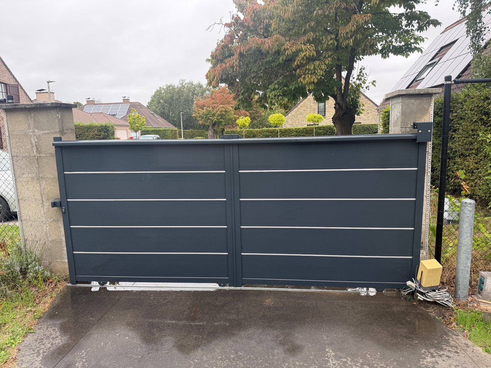 Antraciet aluminium poort 375x160 gemotoriseerd, Ophalen, Zo goed als nieuw, Aluminium