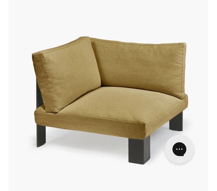 Bea Mombaers indoor strakke moderne zetel in mosterd kleur, Huis en Inrichting, Zetels | Zetels, Ophalen, Overige materialen, Eenpersoons