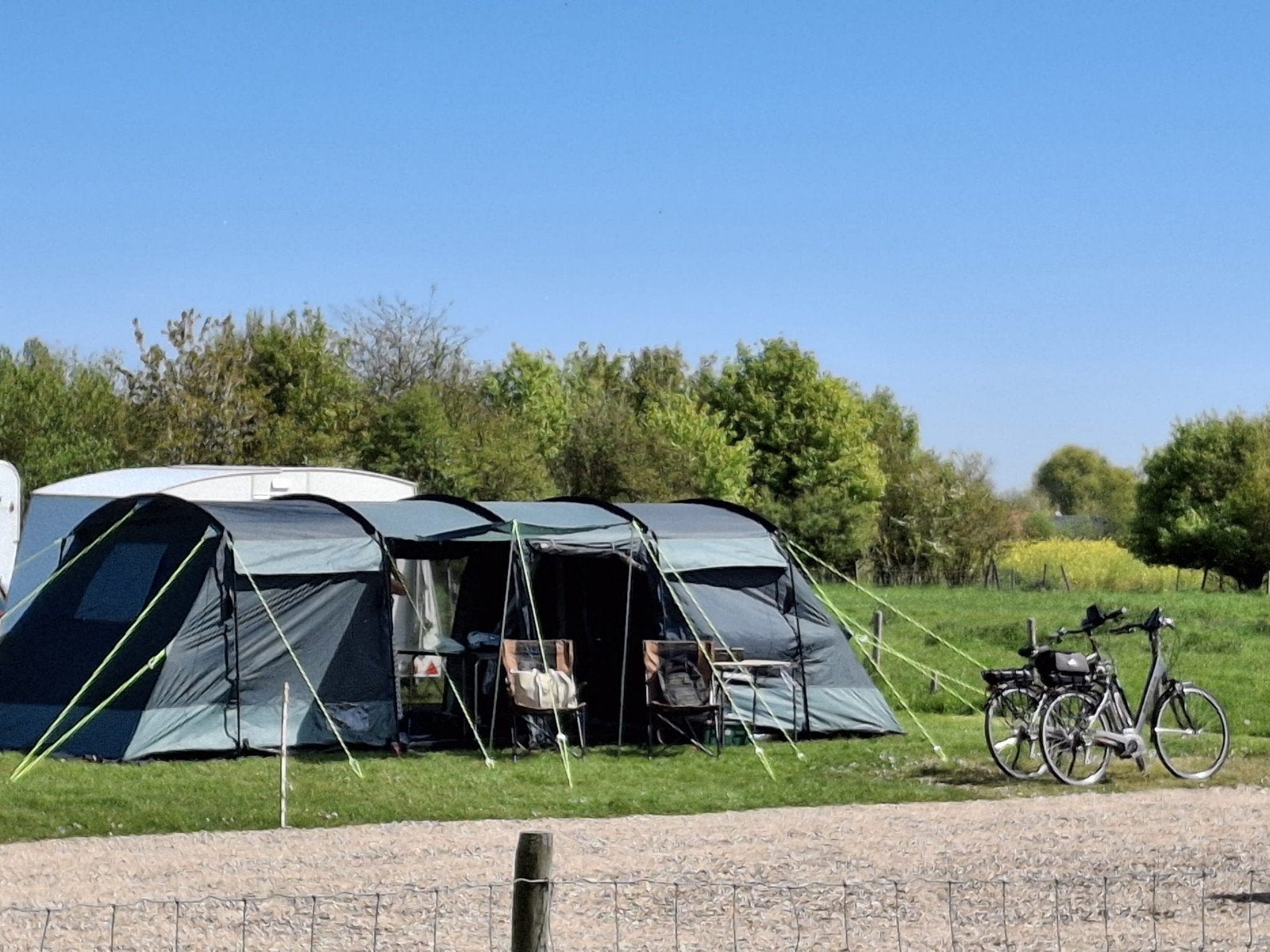 Skandika Montana 8 tent, Caravans en Kamperen, Ophalen, Zo goed als nieuw