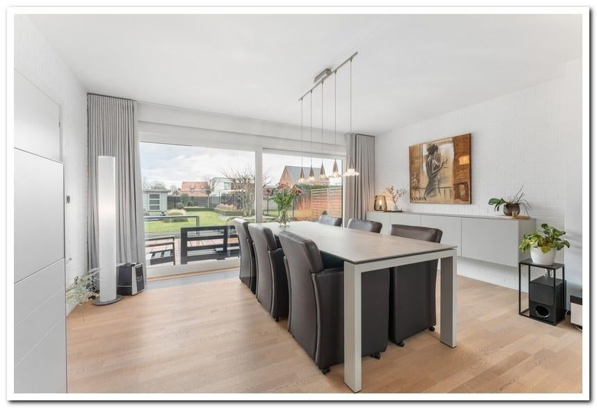 Eetkamer (hangdressoir + tafel + lederen stoelen), Huis en Inrichting, Complete eetkamers, Zo goed als nieuw, 4 tot 6 stoelen