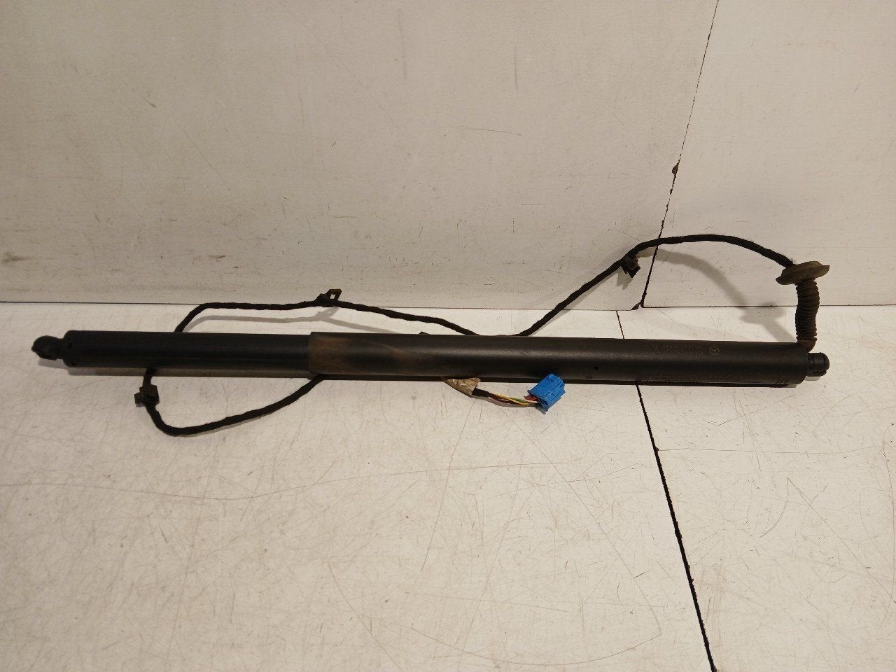 Gasdrukveer rechts achter Mercedes-Benz EQ-Klasse, Onderdelen@venauto.nl, Van der Ven Autorecycling B.V., Gebruikt, Ettenseweg 76, 4706 PB Roosendaal, The Netherlands