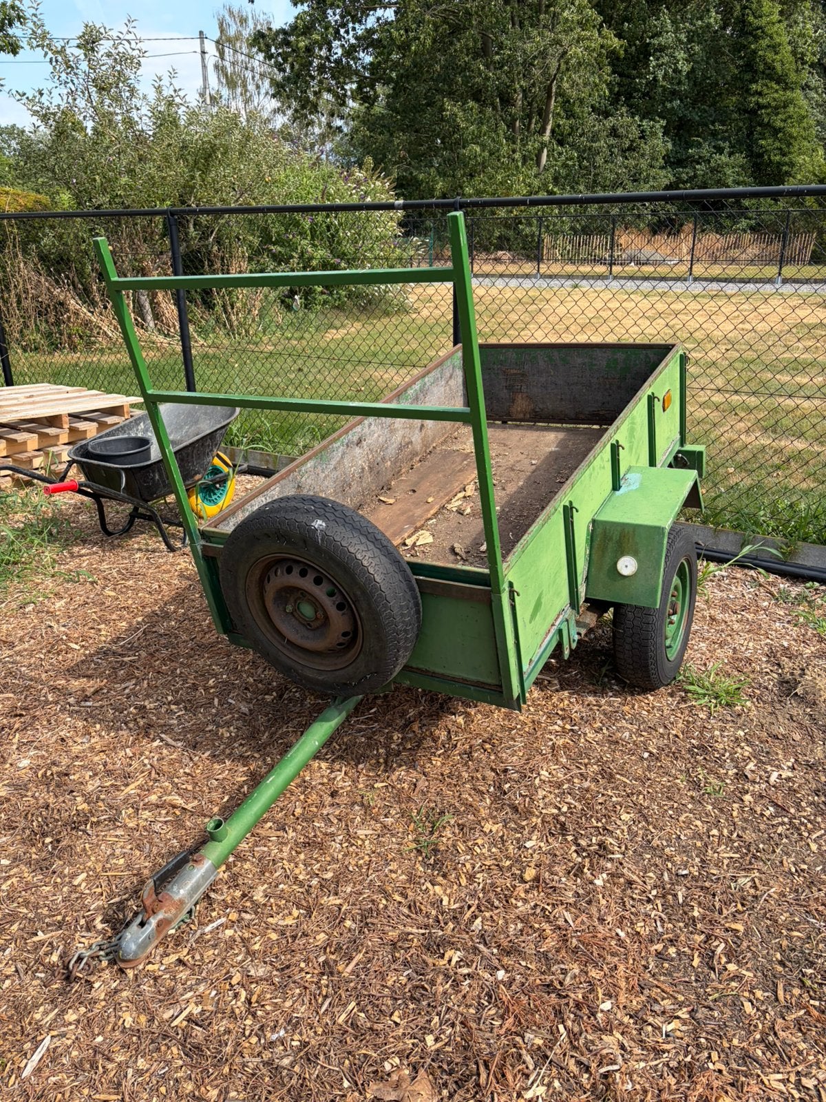 Oude aanhangwagen met bladveren., Enlèvement, Utilisé