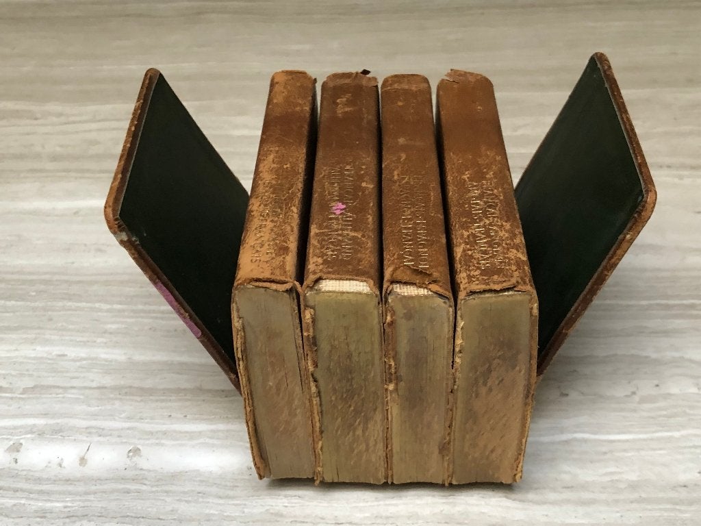 Set oude, leren tweetalige zakwoordenboekjes (i.e. vintage), Ophalen