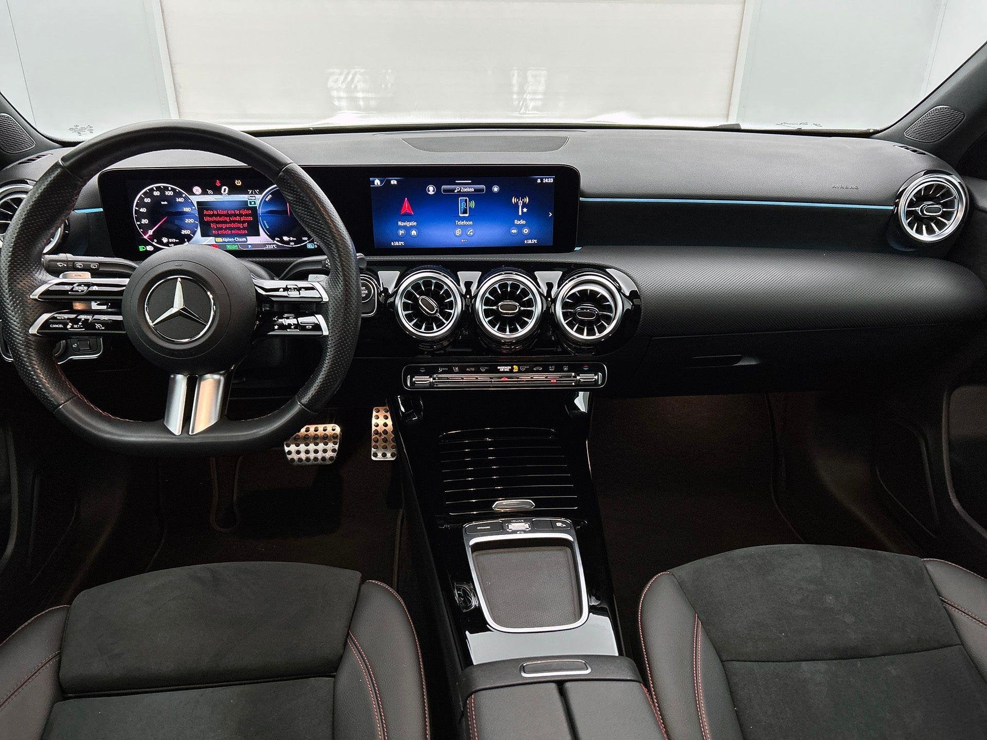 Mercedes-Benz A-klasse 250 e Hatchback AMG Line | Panoramisc, Autos, Entreprise, 16 kWh, 5 places, Automatique