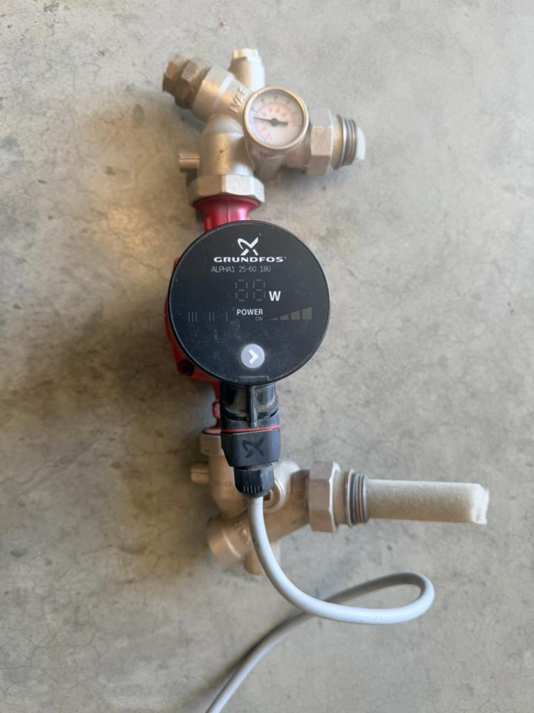 Grundfos ALPHA1 circulatiepomp - 25-60 180, Doe-het-zelf en Bouw, Verwarming en Radiatoren, Ophalen, Zo goed als nieuw
