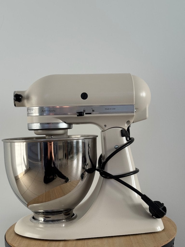 KitchenAid Artisan 4,8L (5KSM175) Amandelwit + Accessoires, Electroménager, Mélangeurs de cuisine, Comme neuf, 4 litres ou plus
