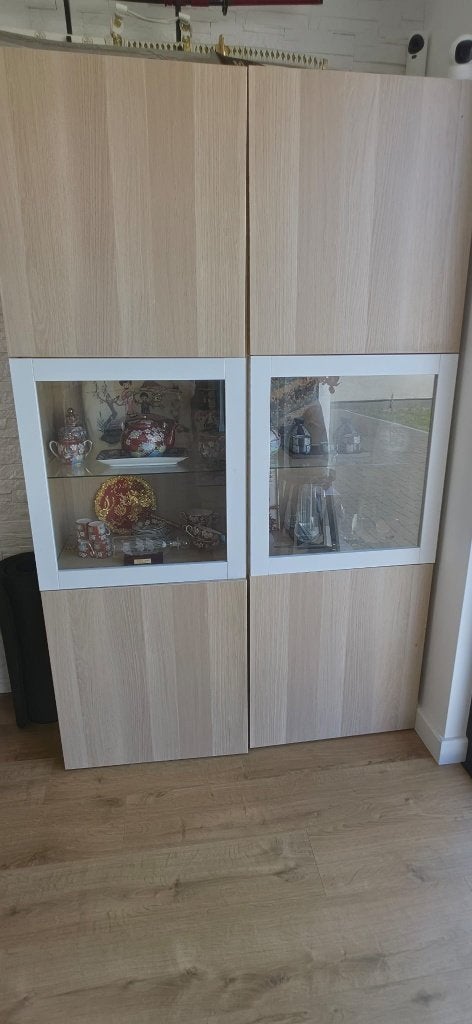 IKEA BESTÅ Vitrinekast, Huis en Inrichting, Ophalen, Met deur(en), 100 tot 150 cm, Zo goed als nieuw