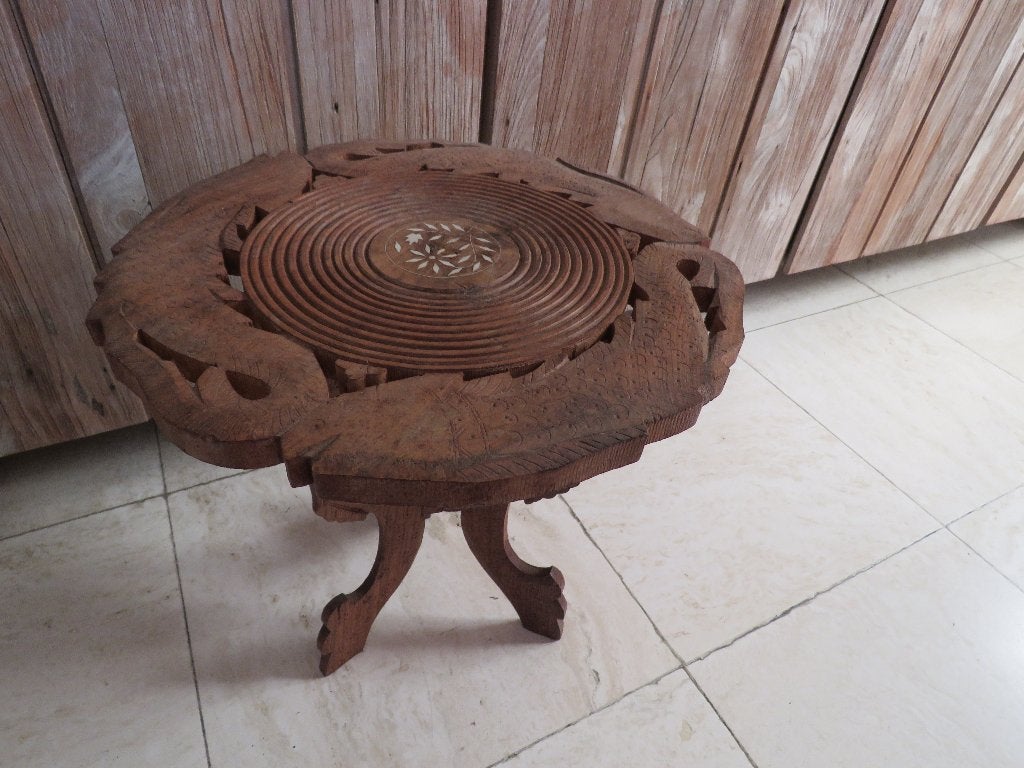 Table d'appoint anglo-indienne sculptée à la main, Enlèvement ou Envoi