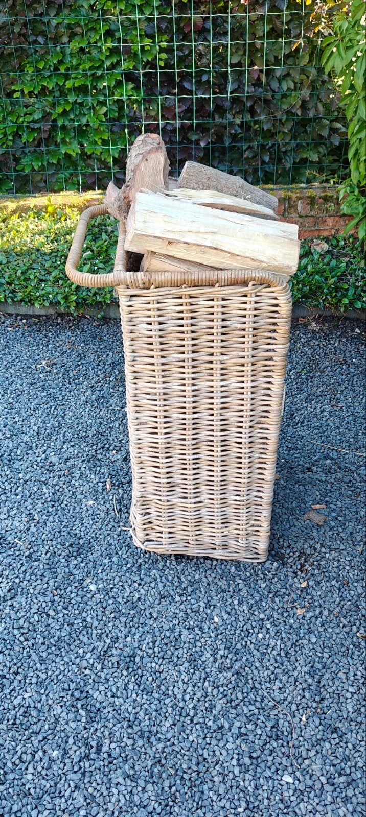 Rieten korf op wielen met branhout, Tuin en Terras, Ophalen