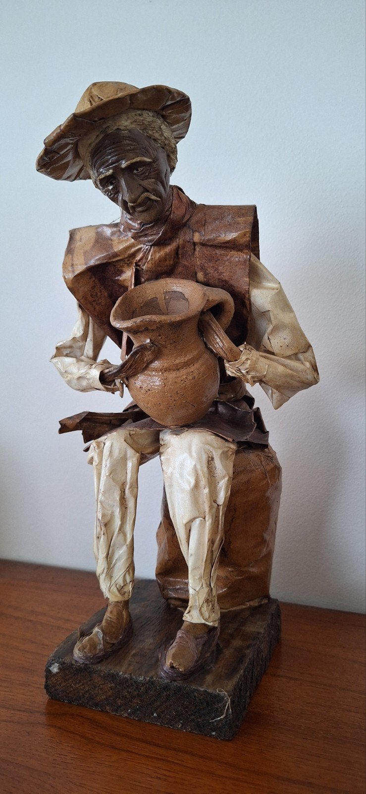 Papier-Maché Beeldje Man met Kruik, Ophalen of Verzenden, 20 - 50 cm, Beeld, Bruin