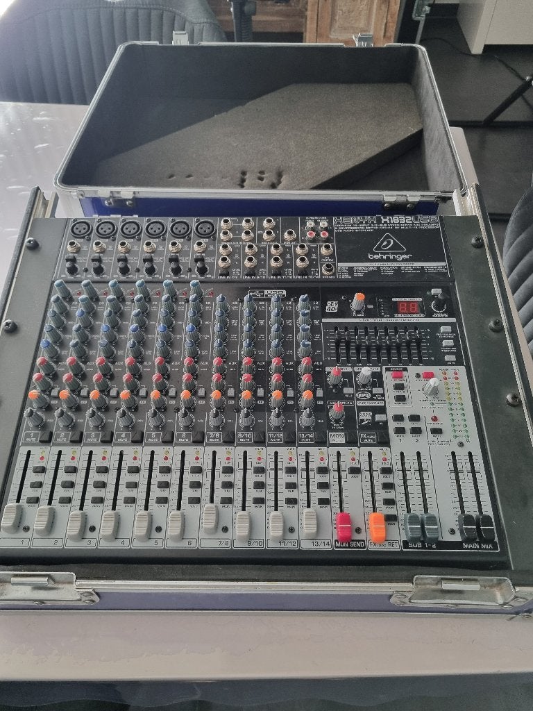 Mengtafel Beringer in flightcase, Ophalen, Zo goed als nieuw, 5 tot 10 kanalen, Microfooningang
