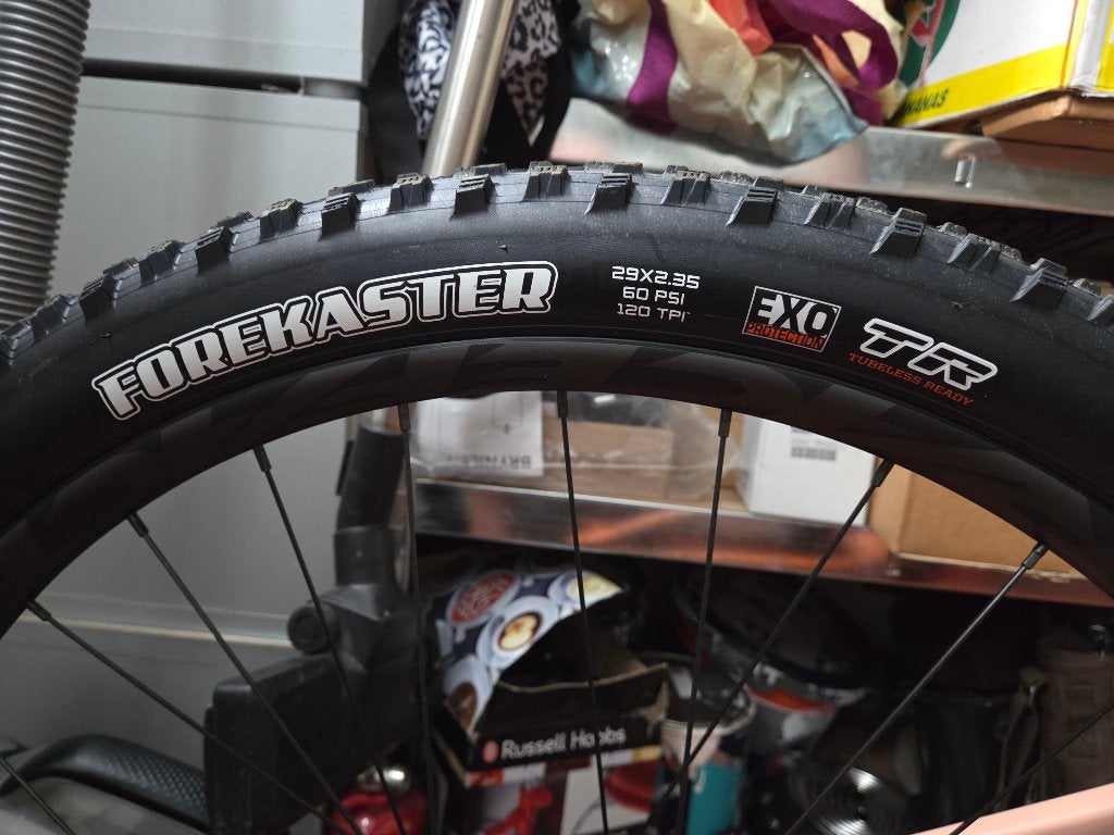 (2pcs) Maxxis Forekaster 29 x 2.35 Exo, Vélos & Vélomoteurs, Vélos Pièces, Neuf, Pneu, Enlèvement ou Envoi, Mountainbike
