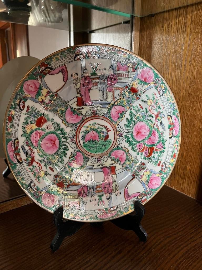 Chinees decoratief porseleinen bord – famille rose stijl., Antiek en Kunst, Ophalen
