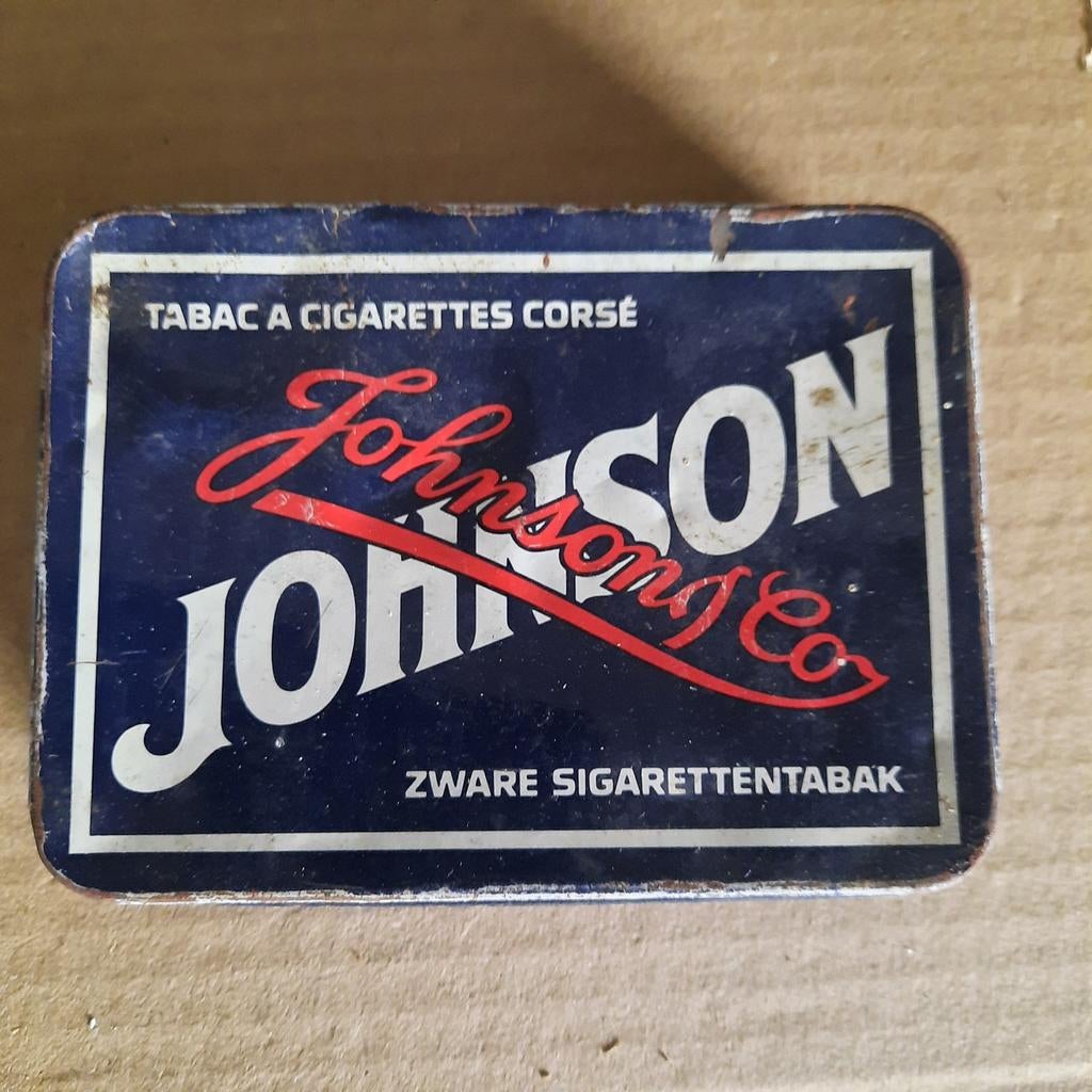 Boîte à cigarettes Johnson en étain 11 cm x 8,5 cm. Enchère, Collections, Boîte en métal, Enlèvement ou Envoi