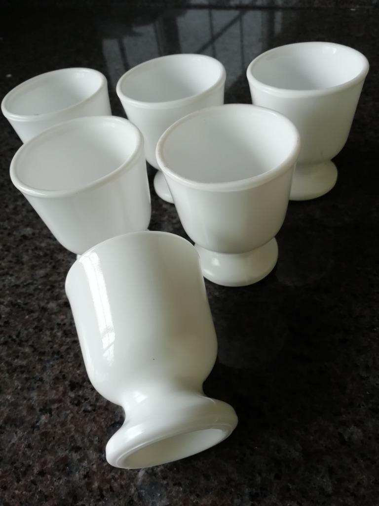 6 witte eierdopjes, Ophalen