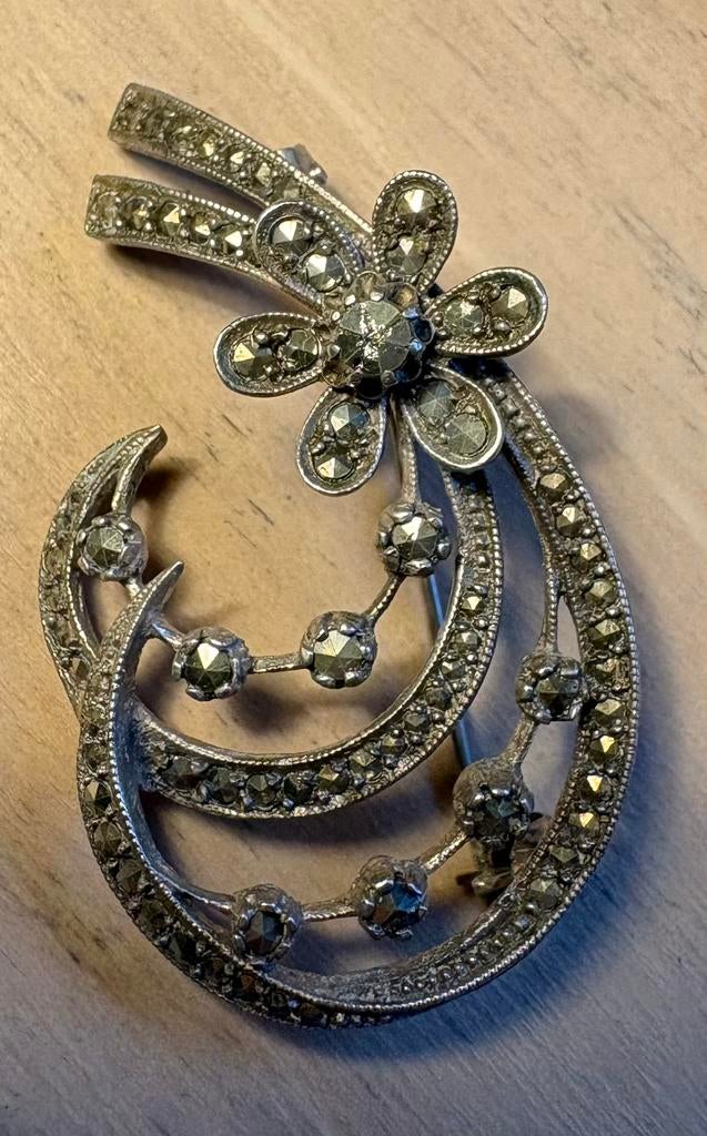 Art deco broch, 835, bloem met marcasiet, Bijoux, Sacs & Beauté, Broches, Enlèvement ou Envoi, Comme neuf, Argent