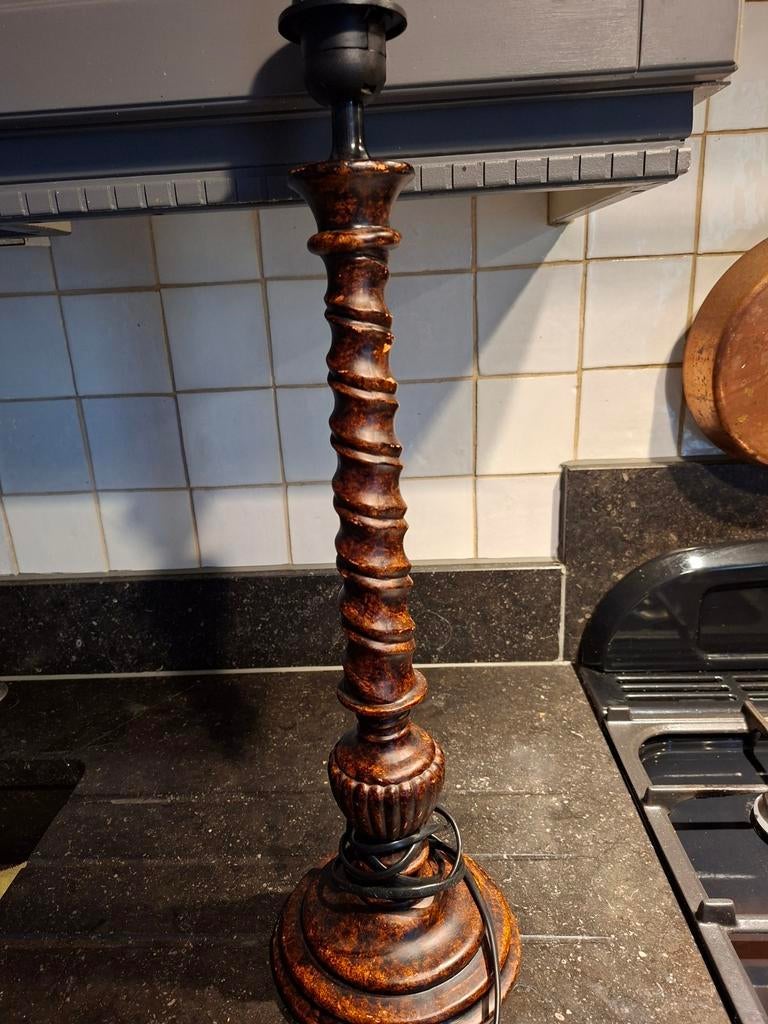 Uitgewerkte houten lamp, Ophalen of Verzenden, Zo goed als nieuw
