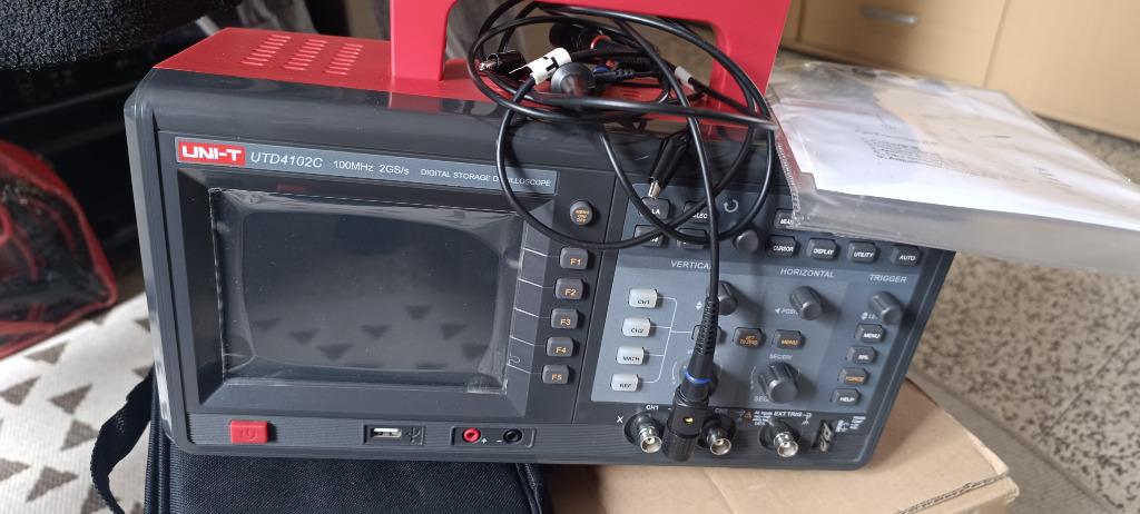 UNI-T UT4102C Digital Storage Oscilloscope 100MHz, Bricolage & Construction, Instruments de mesure, Enlèvement, Comme neuf, Autres appareils de mesure ou compteurs
