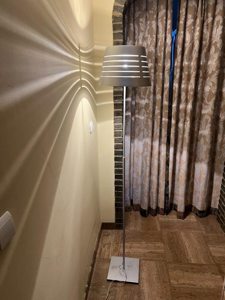 Lampadaire(au sol) MASSIVE en métal brossé - hauteur 165 cm, Maison & Meubles, Lampes | Lampadaires, Comme neuf, 150 à 200 cm