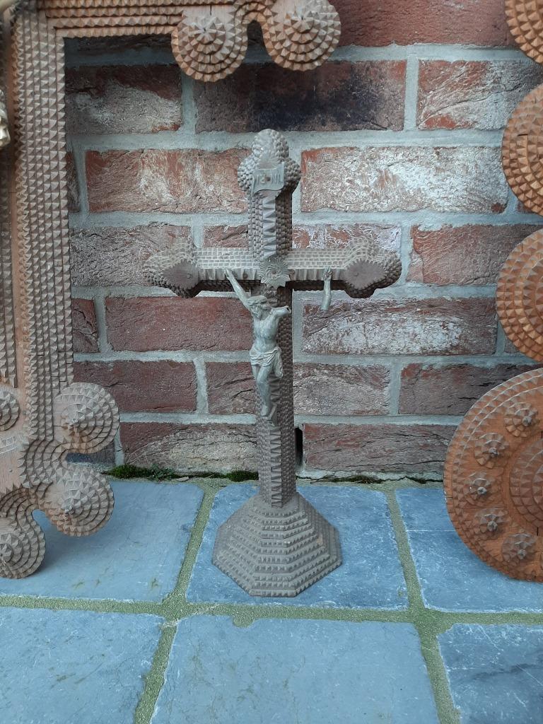 Tramp art kruisje, Ophalen