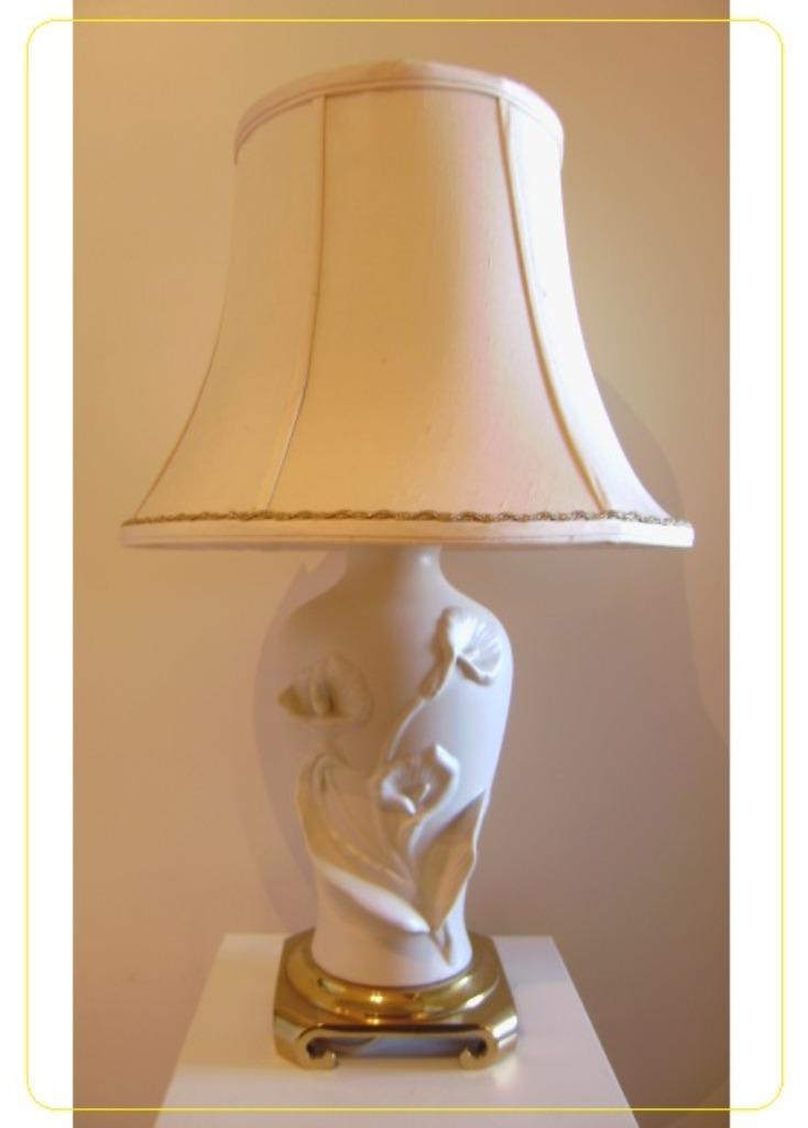 USA Lamp in Biscuit Porselein floraal decor en bronzen voet., Enlèvement, Comme neuf, BISCUIT PORSELEIN TAFELLAMP