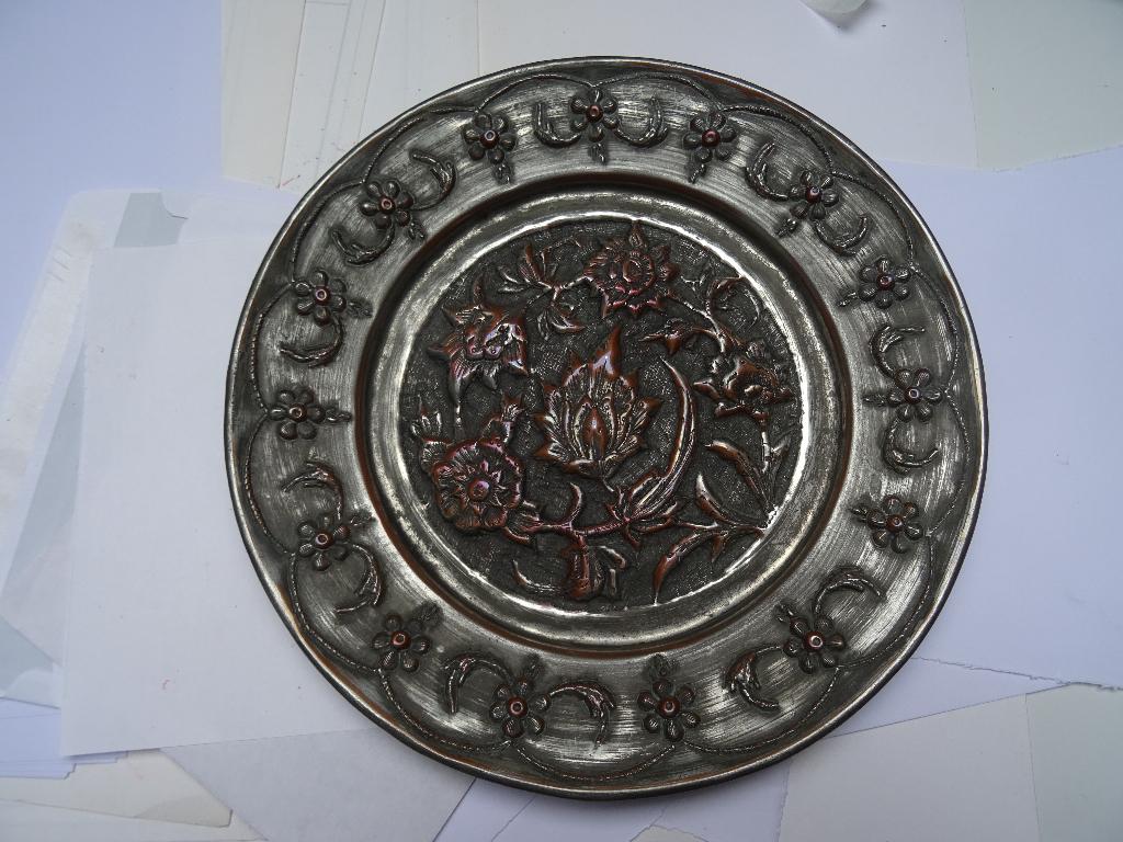 Decoratief tinnen bord met bloemmotieven, Ophalen of Verzenden