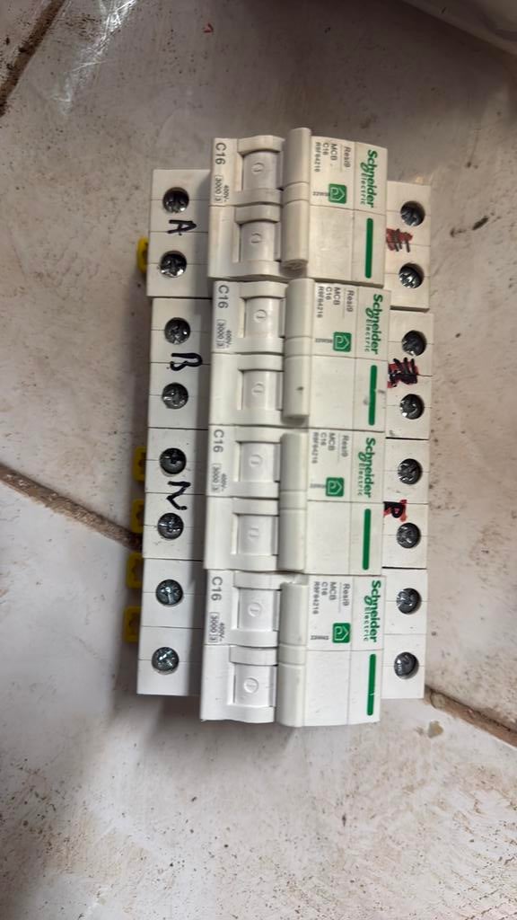 Resi9 schneider 16a 2p, Doe-het-zelf en Bouw, Elektriciteit en Kabels, Ophalen, Zo goed als nieuw